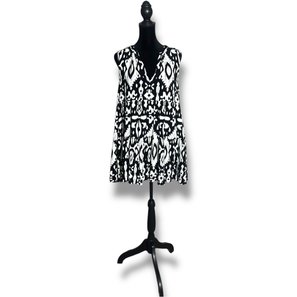 Steve Madden Black and White Aztec Patterned Sleeveless Tiered V-neck Tunic top - Picture 2 of 16